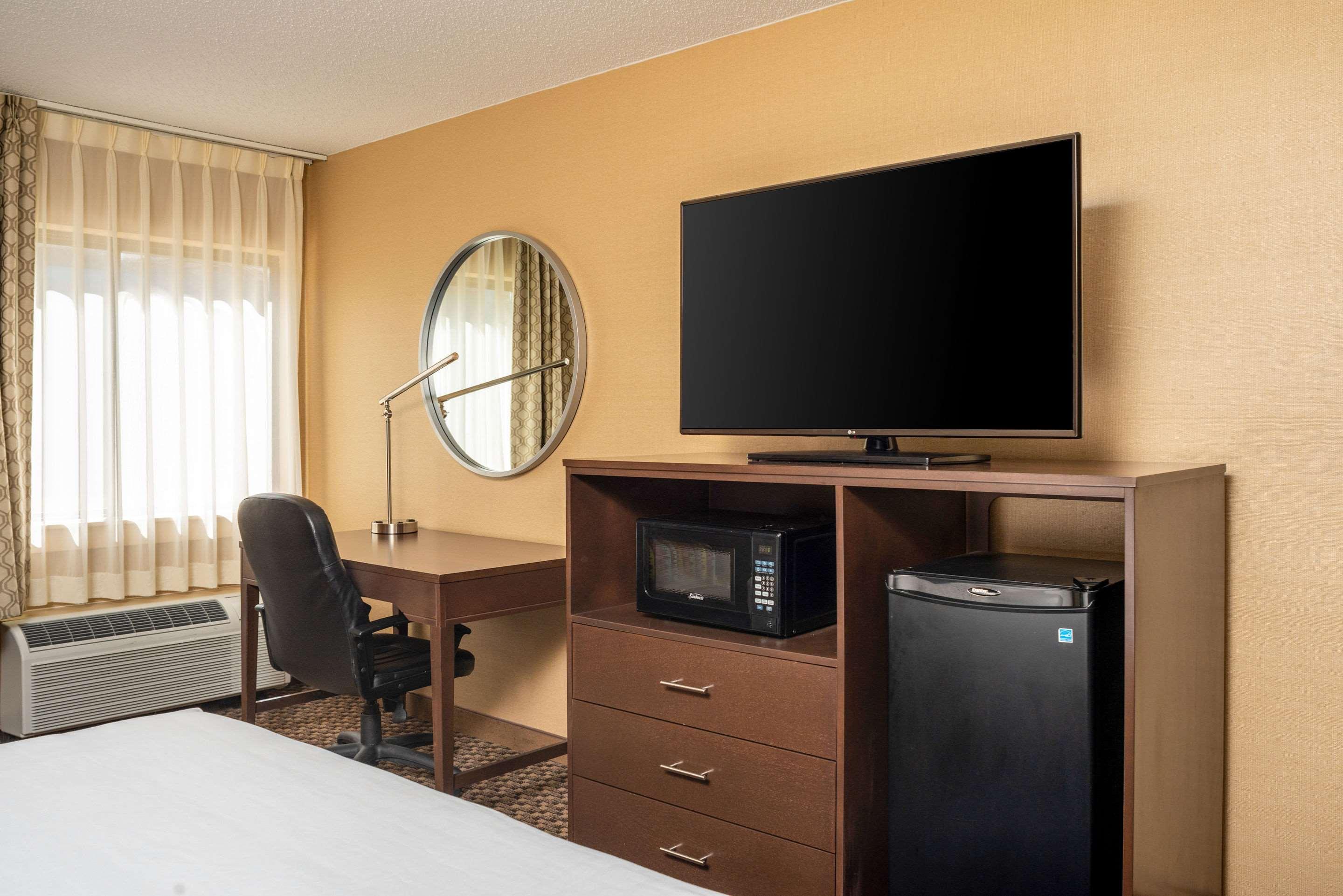 Hotel Clarion Pointe Harrisonburg Exterior foto